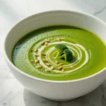 Bol de soupe brocoli avec garniture