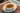 Bol de soupe tomate vermicelle sur une table en bois