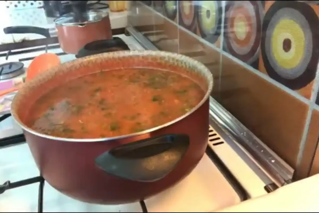 Tomates et vermicelles sur une planche à découper