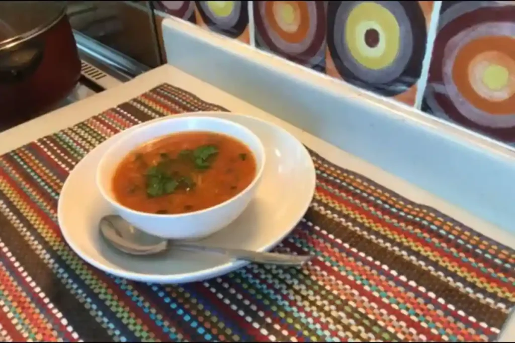 Casserole de tomates mijotant sur le feu